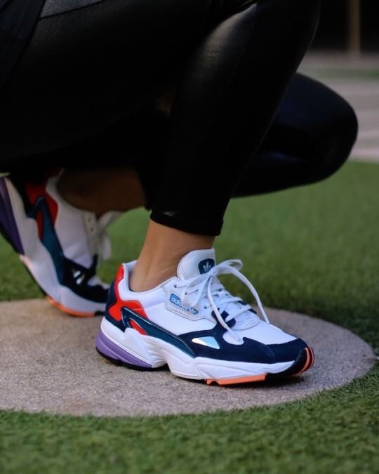 Adidas Falcon dạo phố - Top 10 đôi giày sneaker đẹp nhất cho cả nam và nữ