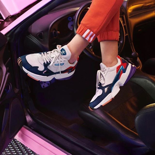 Adidas Falcon mẫu ảnh phong cách - Top 10 đôi giày sneaker đẹp nhất cho cả nam và nữ