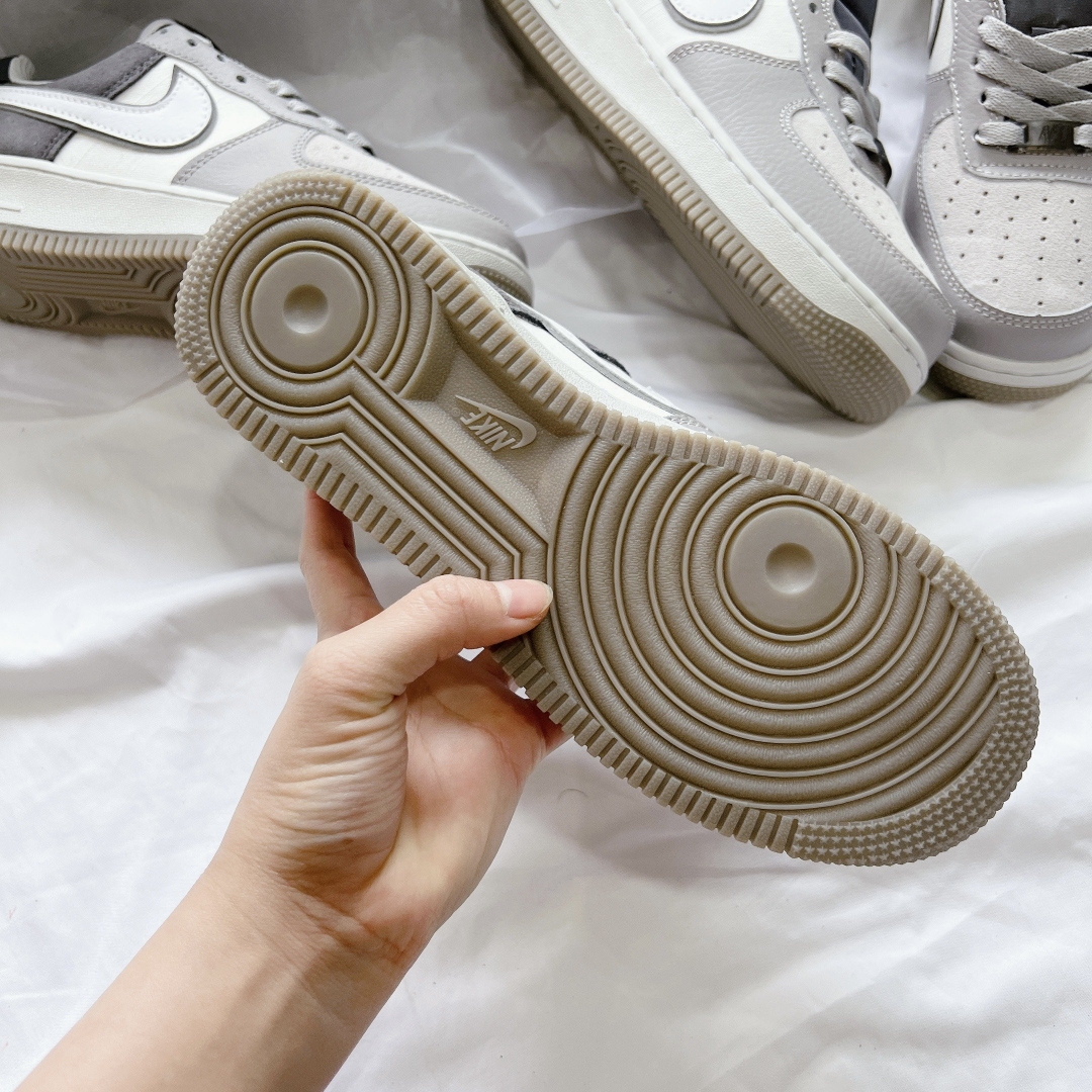 Đế gi&agrave;y thiết kế c&oacute; sự kết hợp từ cao su cao cấp giữ độ bền v&agrave; đ&agrave;n hồi cho đ&ocirc;i gi&agrave;y