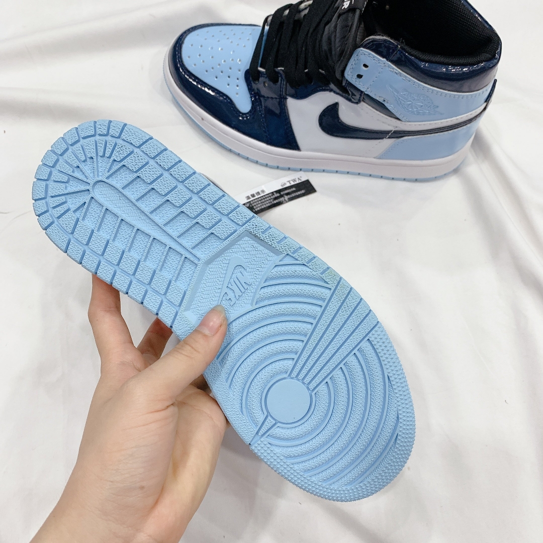 Phần đế với thiết kế từ c&ocirc;ng nghệ cao cấp đ&atilde; được tối t&acirc;n ph&ugrave; hợp với như cầu kh&aacute;ch