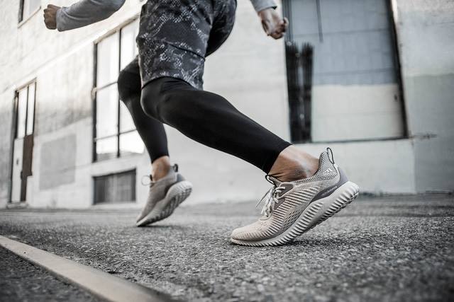 Alphabounce mang một thiết kế tối giản