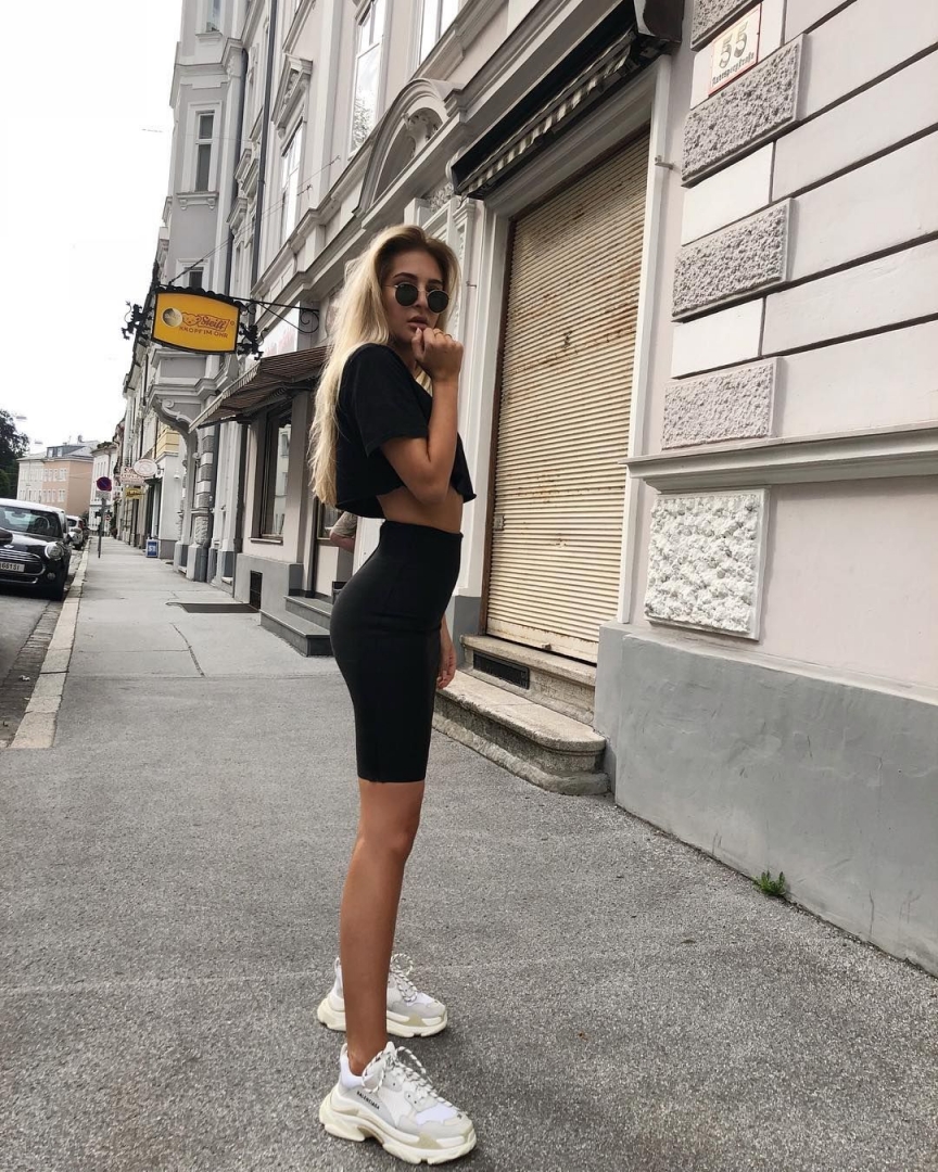 Áo thun và chân váy kết hợp với giày balenciaga năng động trẻ trung