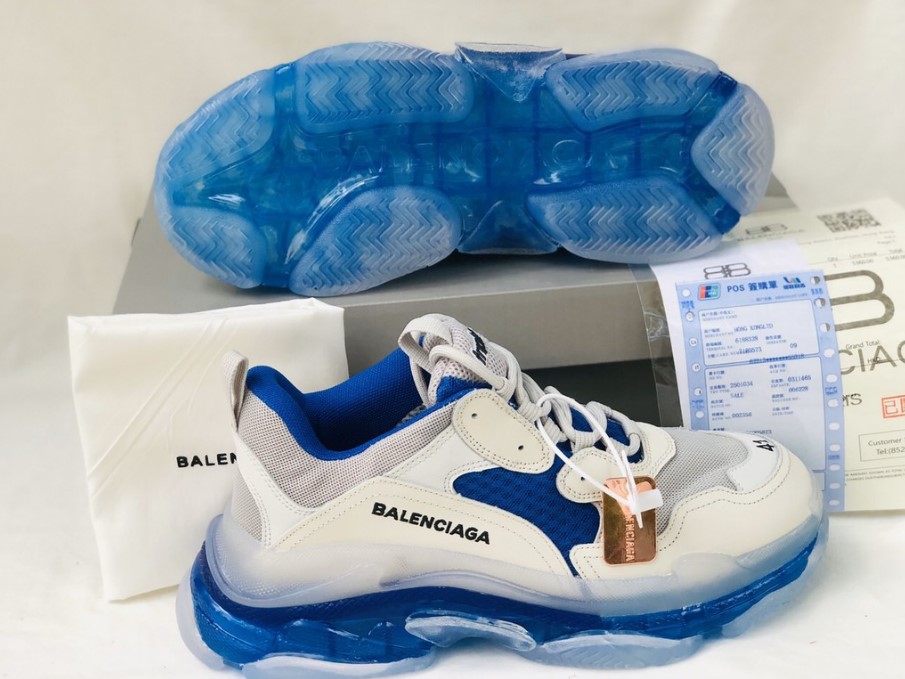 Trông đôi giày có phần hầm hố và cồng kềnh