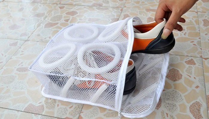 Bảo vệ giày tránh trầy xước trước khi giặt máy