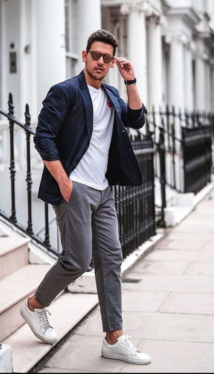 Chiếc áo sơ mi và quần chinos màu xám