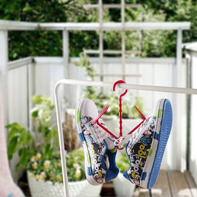 Để giày khô tự nhiên