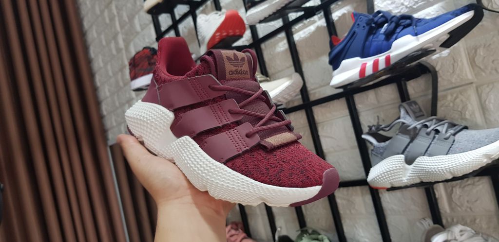 Đôi Prophere đỏ có thể mang đi học, đi làm, đi chơi, dạo phố