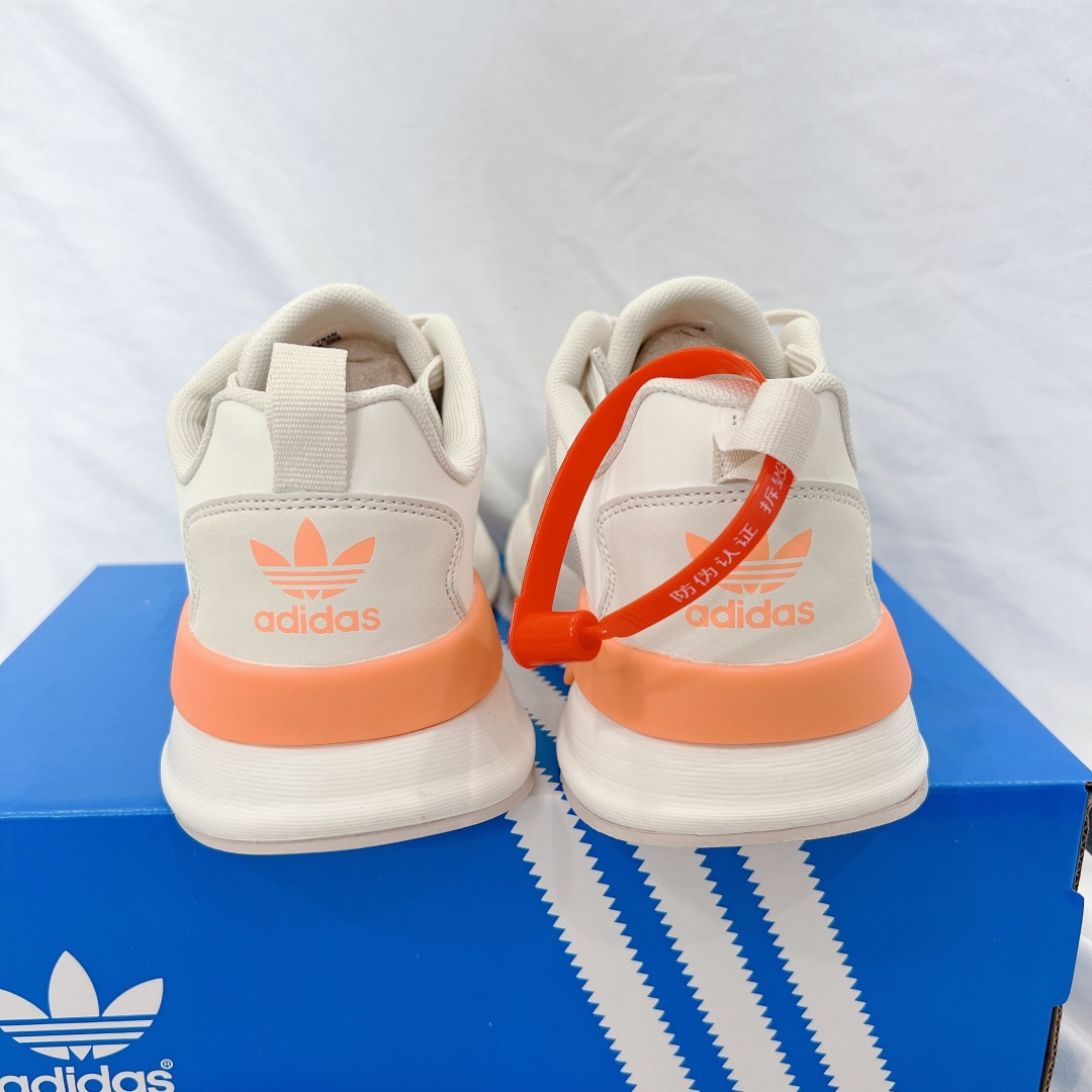 Tone màu kết hợp nhẹ nhàng và tinh tế, dáng form cực ngầu