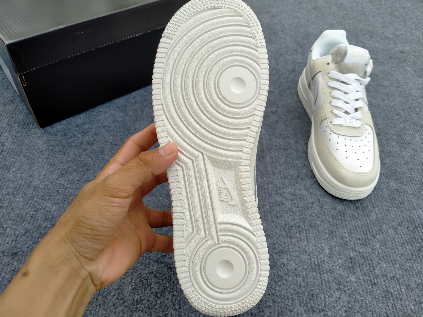 Đế làm từ cao su cao cấp cực bền 