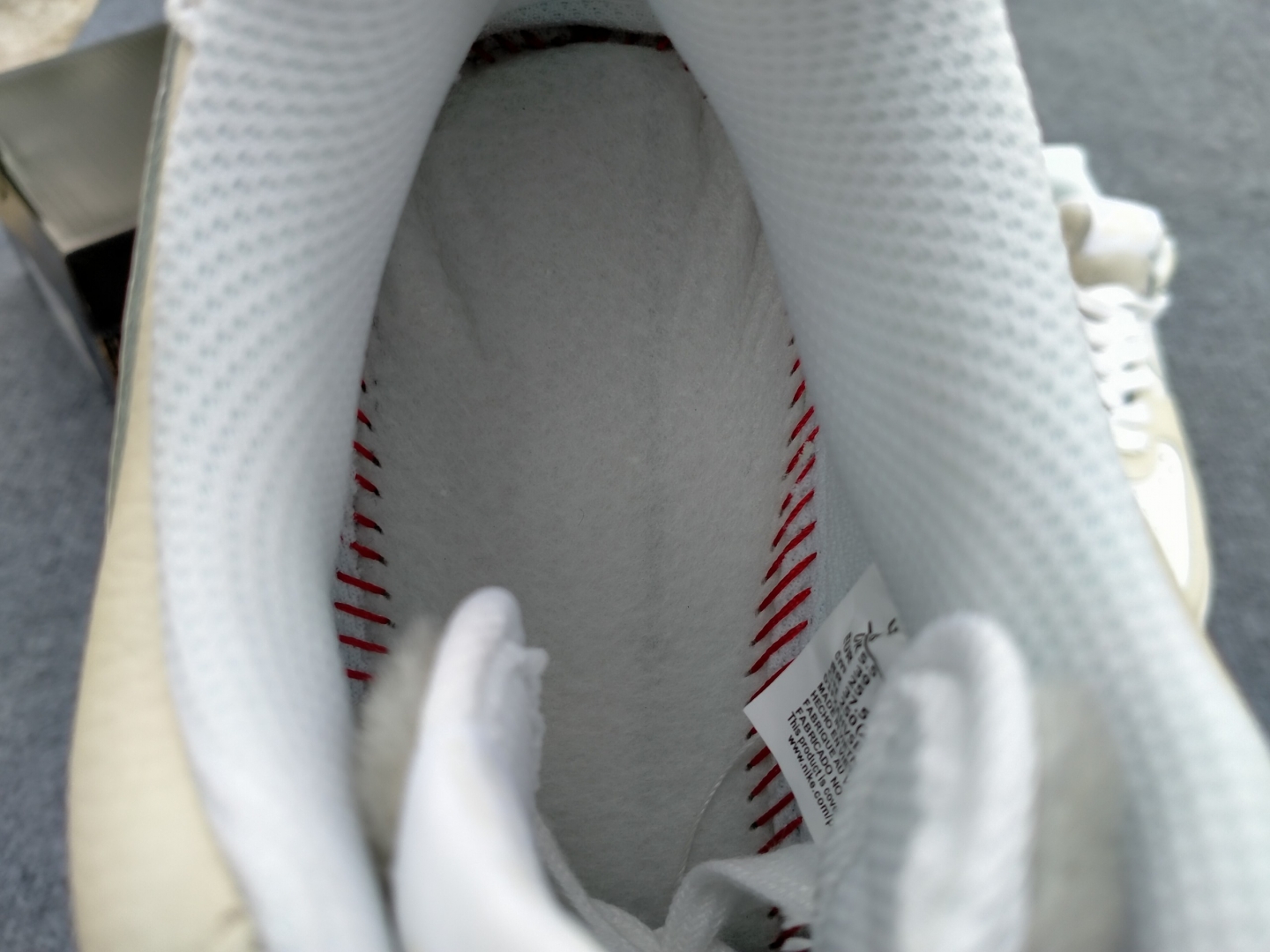 Phần đế thiết kế 2 lớp vô cùng êm và thoáng khi thoải mái  cho đôi chân của bạn