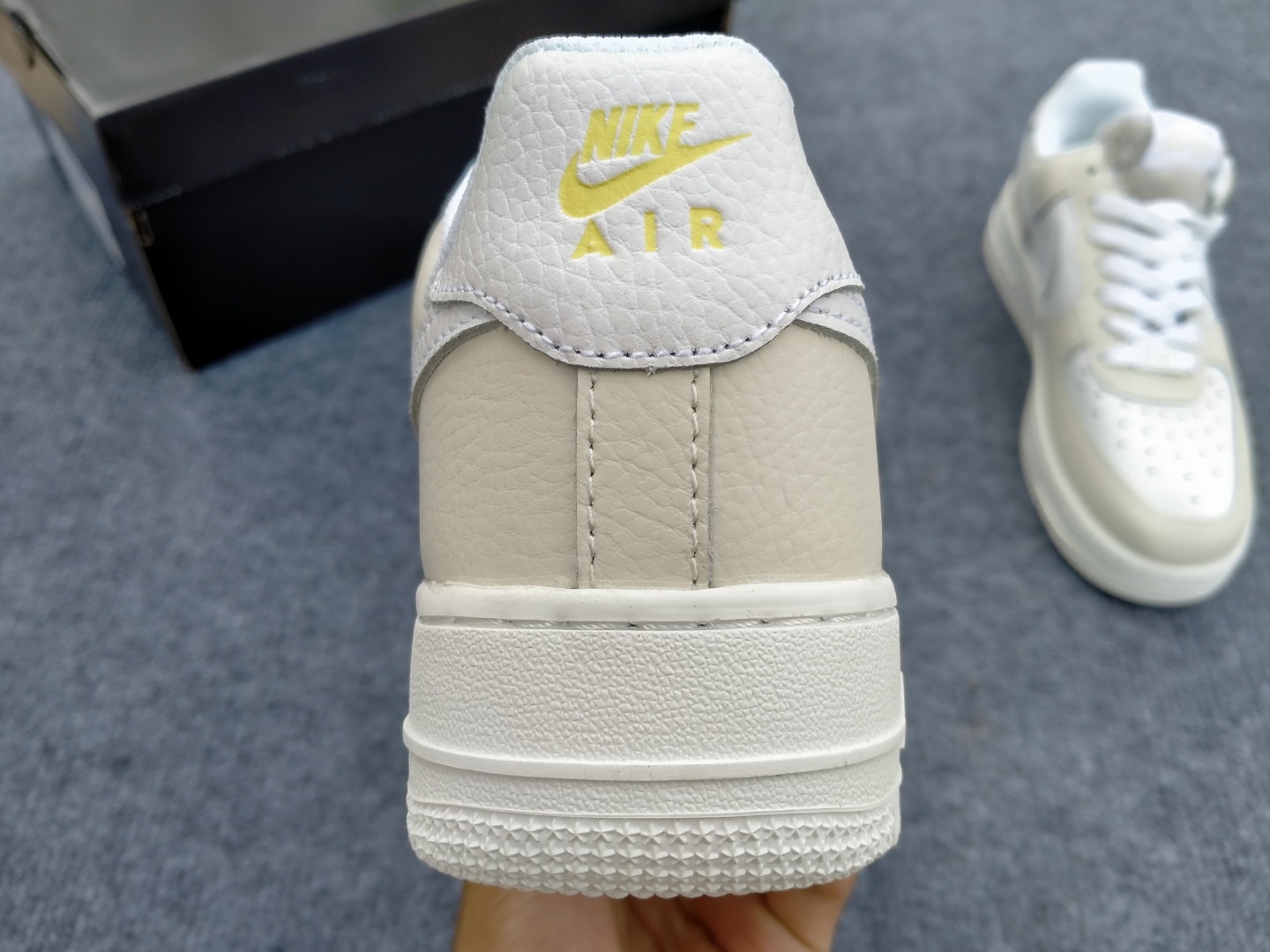  Cận cảnh phần mũi sau của em nike màu sữa