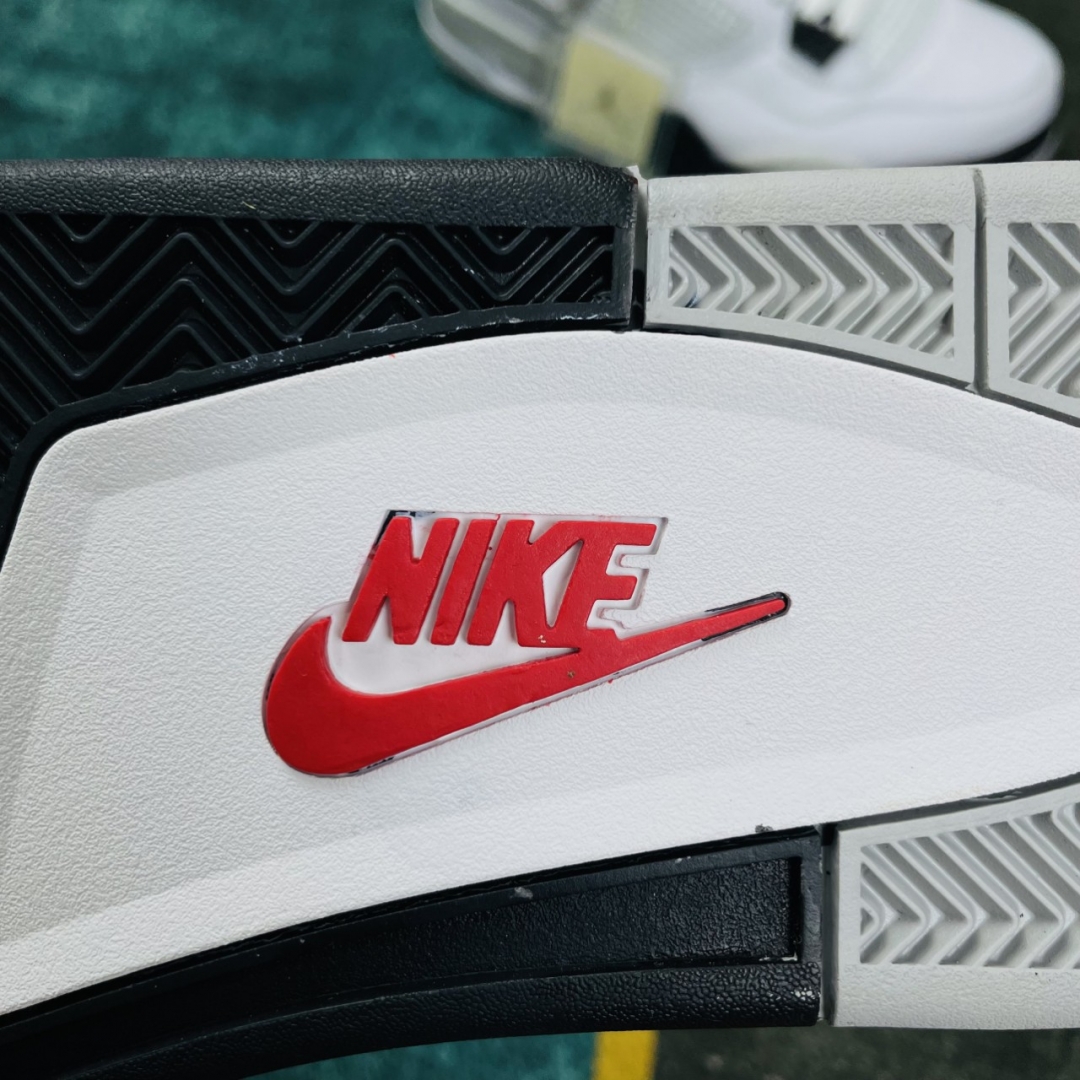 Đế thiết kế chuẩn từ cao su cao cấp nên độ bền cao, chống bám tốt và rất êm chân