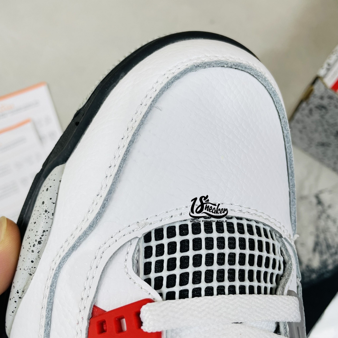 Lớp da được làm từ da bò kết hợp với những lỗ khí giúp thông thoáng