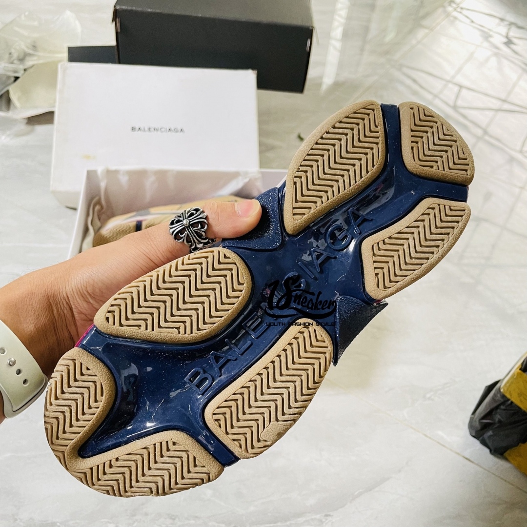 Phần đế tone xanh dương đỉnh ch&oacute;p 