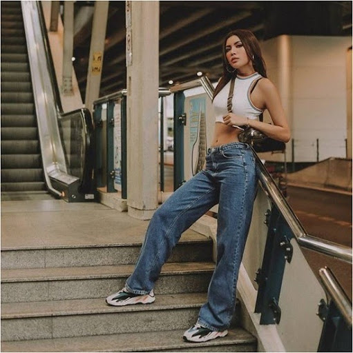 Giày Balenciaga nữ kết hợp quần ống rộng năng động