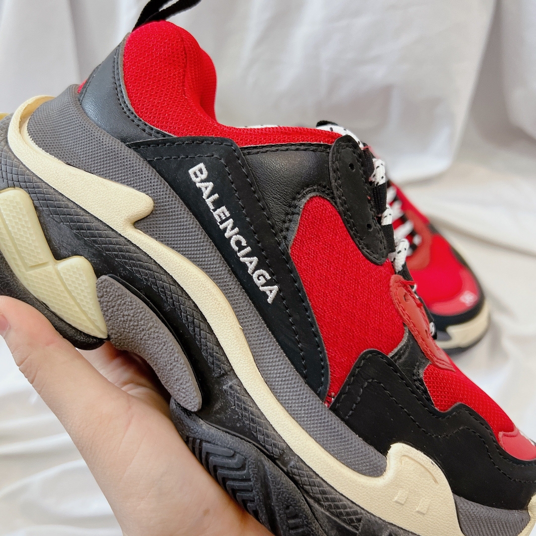 Cận những chi tiết tạo sự nổi bật cho em giày balenciaga 