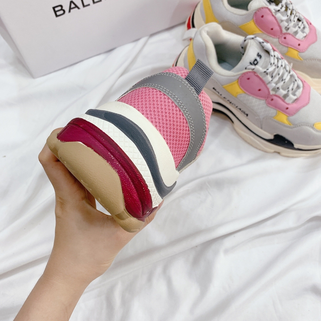 Chất liệu và form được thiết kế tỉ mỉ và lựa chọn những chất liệu tốt nhất 