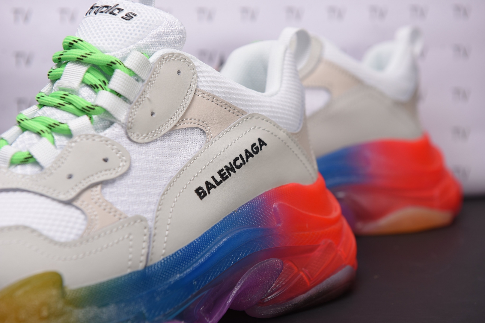 Chi tiết cận cảnh để thấy rõ vẻ đẹp và chất liệu tuyệt vời của đôi giày