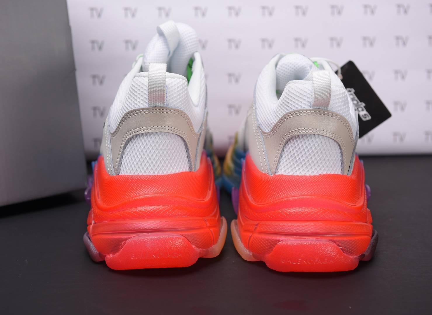 Đôi giày chuẩn từ chất liệu cho đến dáng form 