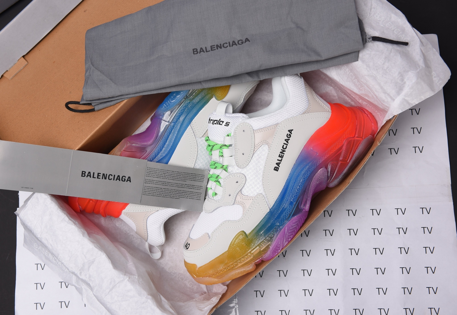 Với thiết kế độc đáo từ phần đế nên em balenciaga này rất được ưa chuộng