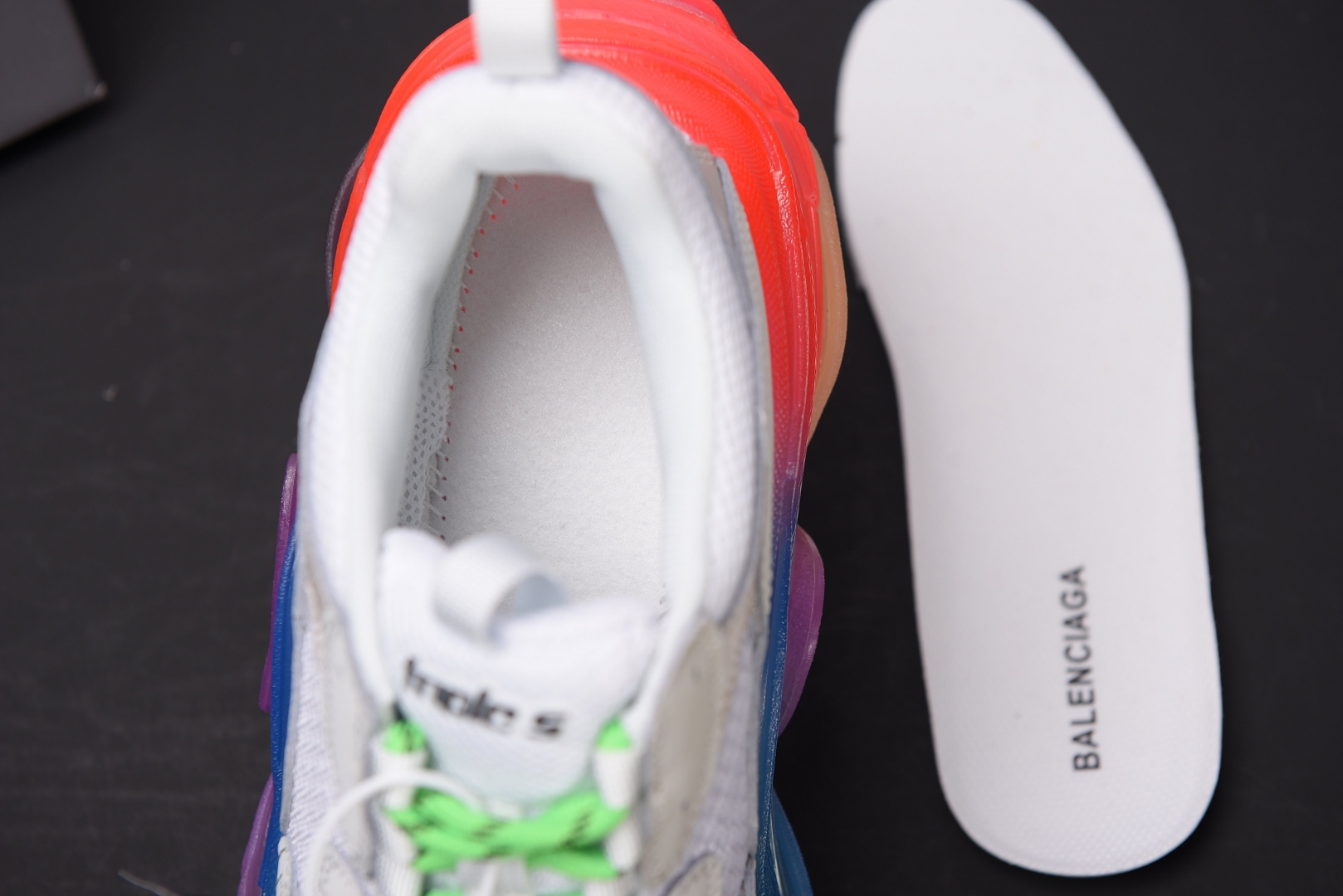 Giày luôn phù hợp cả đi chơi và đi làm