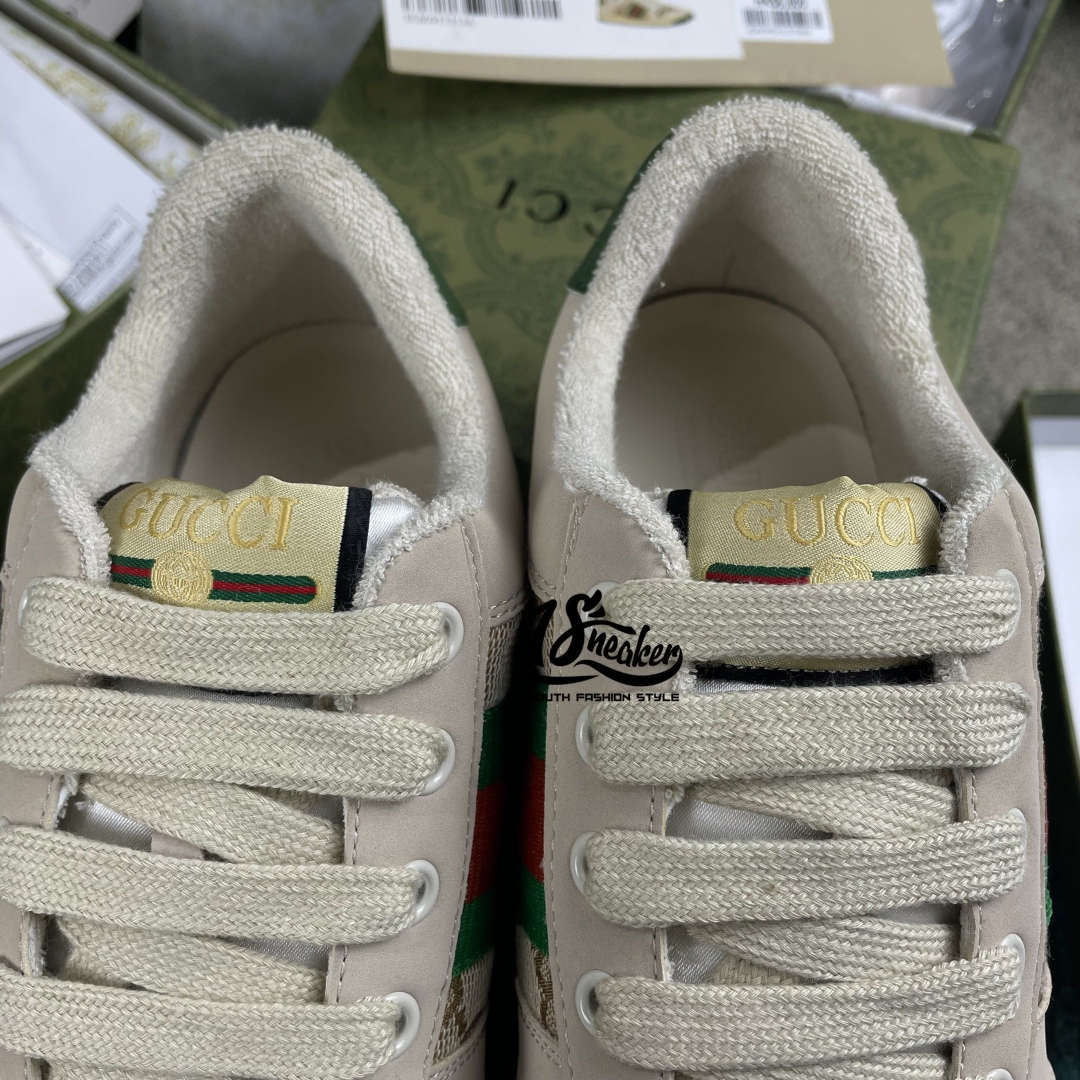 Phần mặt trước lớp da mịn và đường chỉ may tỉ mỉ