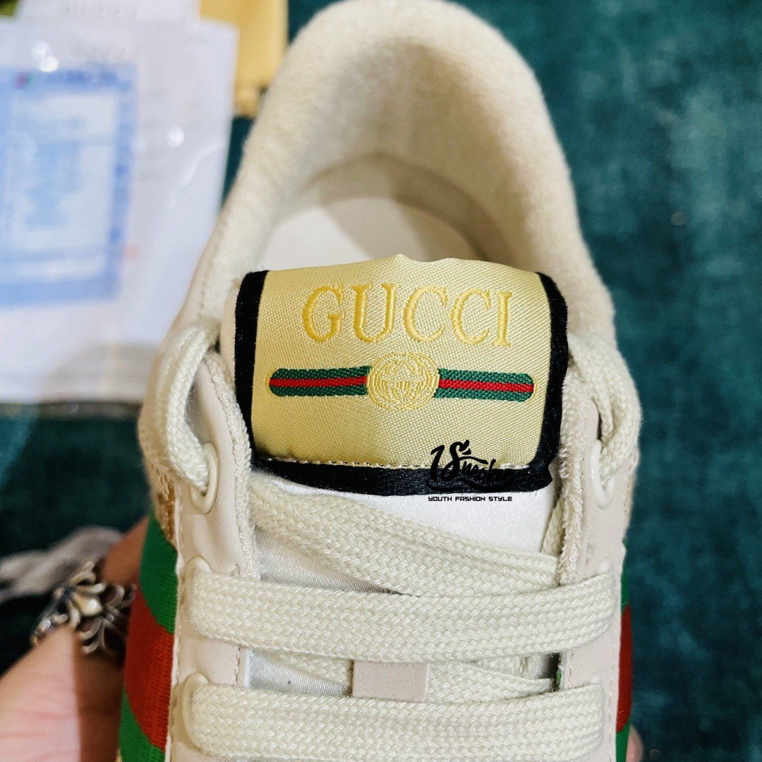 Phần mặt trước được thiết kế chất liệu cao cấp nên bền và bề mặt mịn