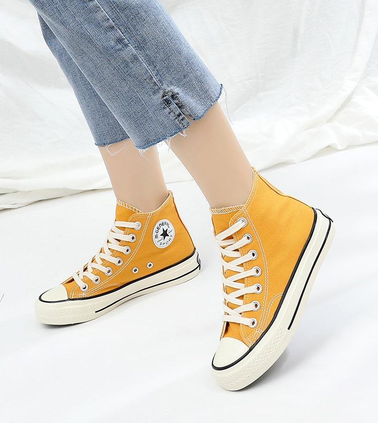 Giày màu vàng phối theo phong cách đơn giản