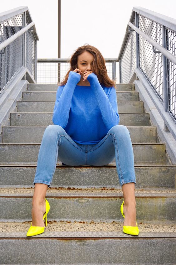 Giày màu vàng phối theo phong cách monochrome