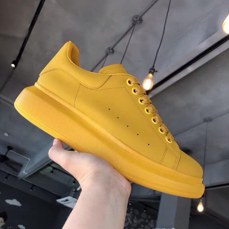 Đôi MCQ màu vàng