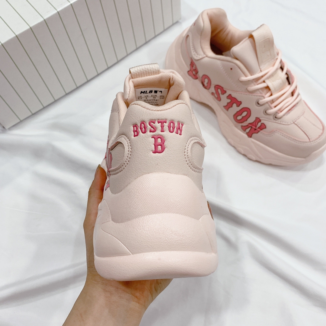 Phần sau hông nhìn chuẩn form và dáng