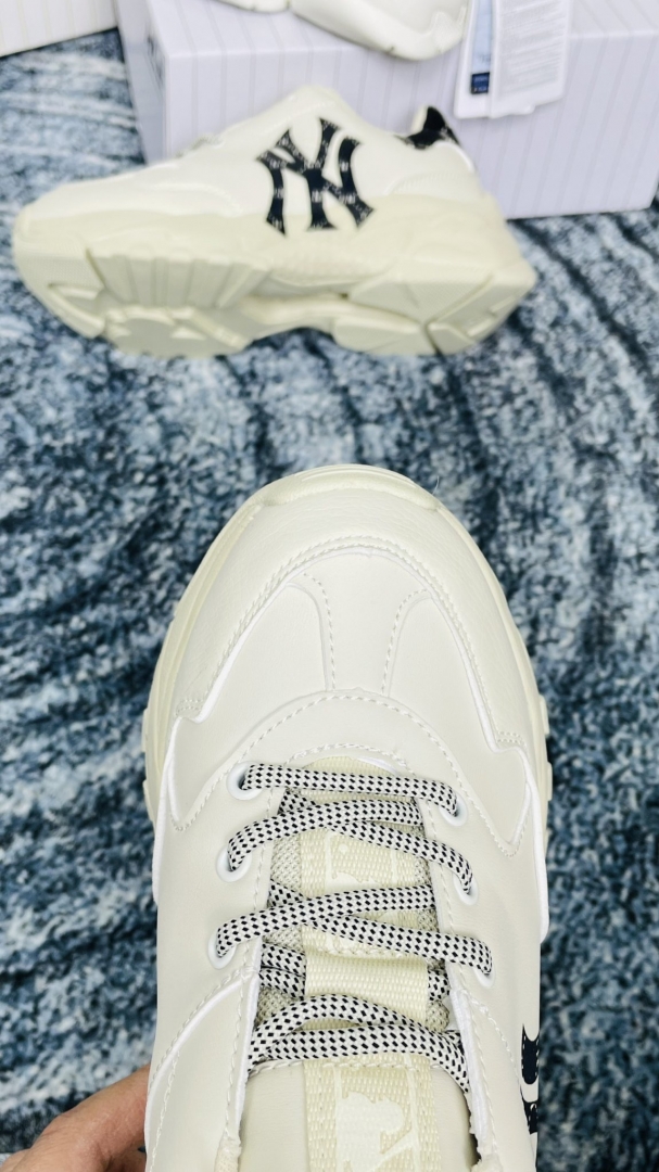 Phần mũi gi&agrave;y với lớp da mềm mịn đảm bảo kh&ocirc;ng bong tr&oacute;c 