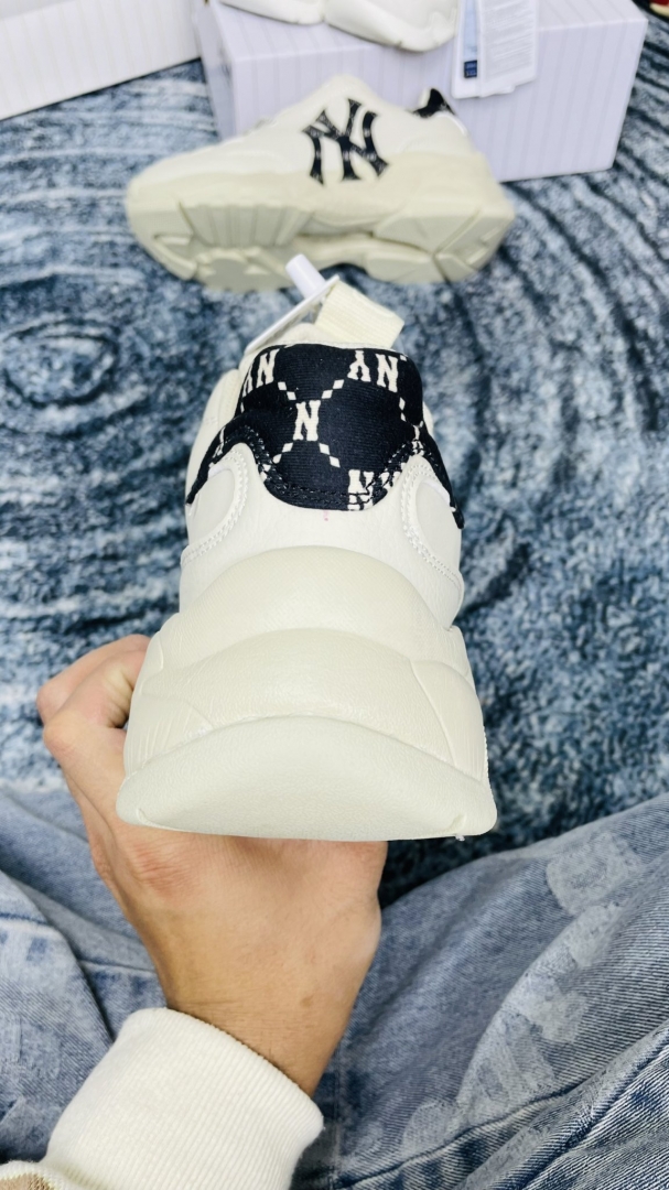 D&aacute;ng form vẫn rất chuẩn với những g&oacute;c nh&igrave;n kh&aacute;c nhau