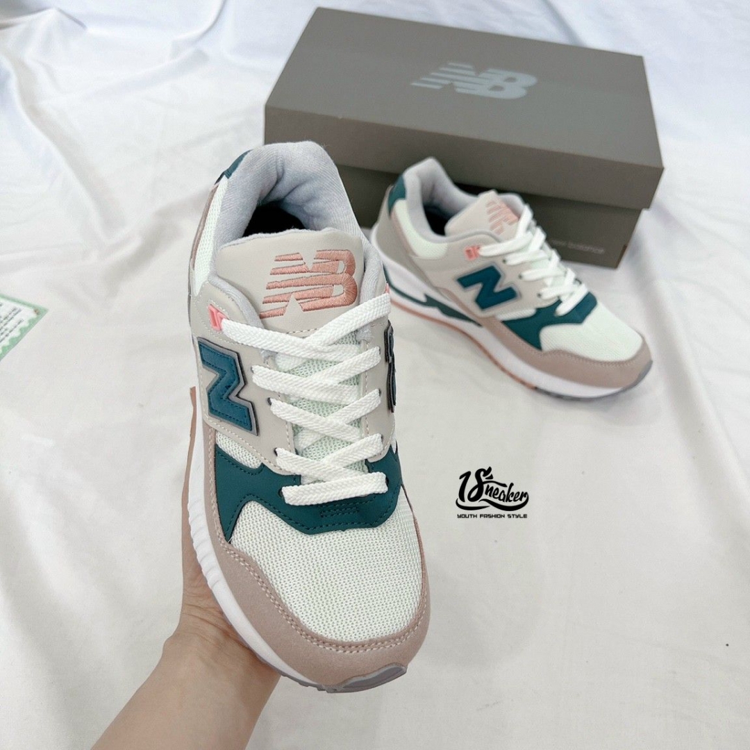 Dáng form đẹp tone màu xen kẽ giữa trắng và hồng rất phù hợp cho các bạn nữ cá tính