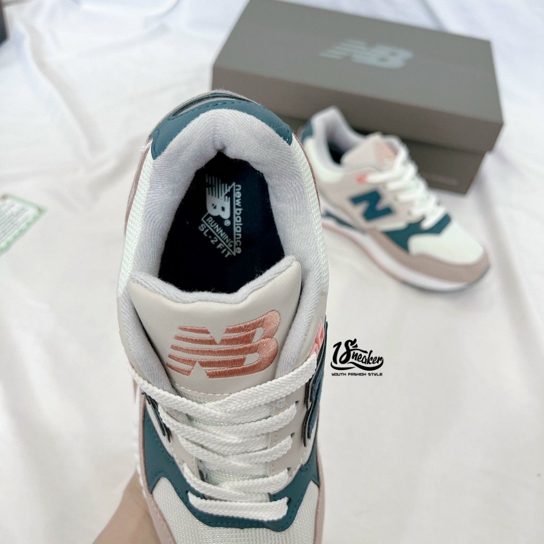 Chất liệu của em giày sneaker new balance sẽ không làm bạn thất vọng