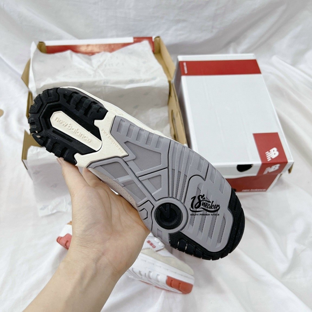 Chất liệu đế thiết kế 100% từ cao su cao cấp giúp đôi giày đảm bảo độ êm và bền