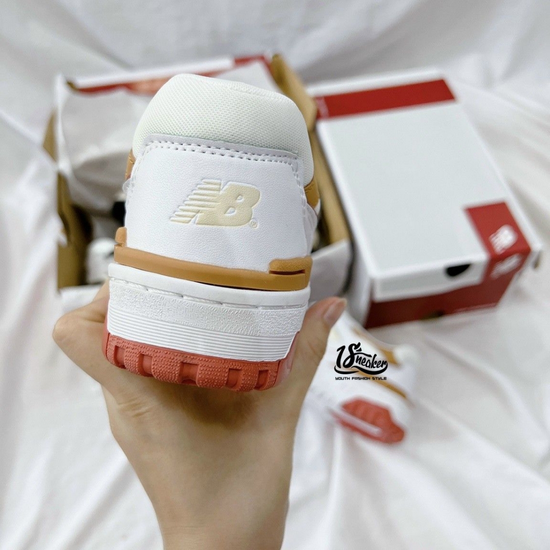 Dáng form nhìn từ hông sau đều bắt măt và ăn điểm