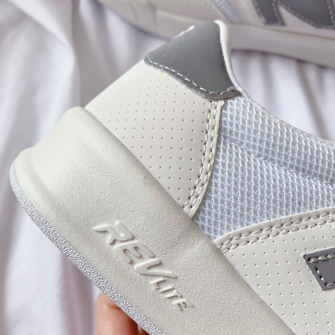 Đôi giày chất từ đường chỉ đến chất liệu nhé