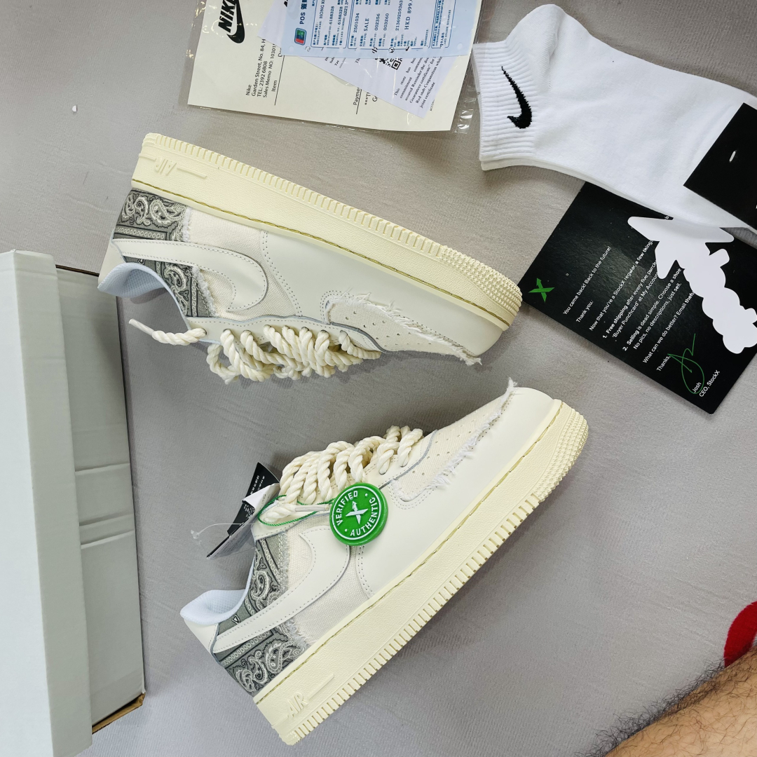 Cận cảnh mặt trước và phần xỏ dây thừng