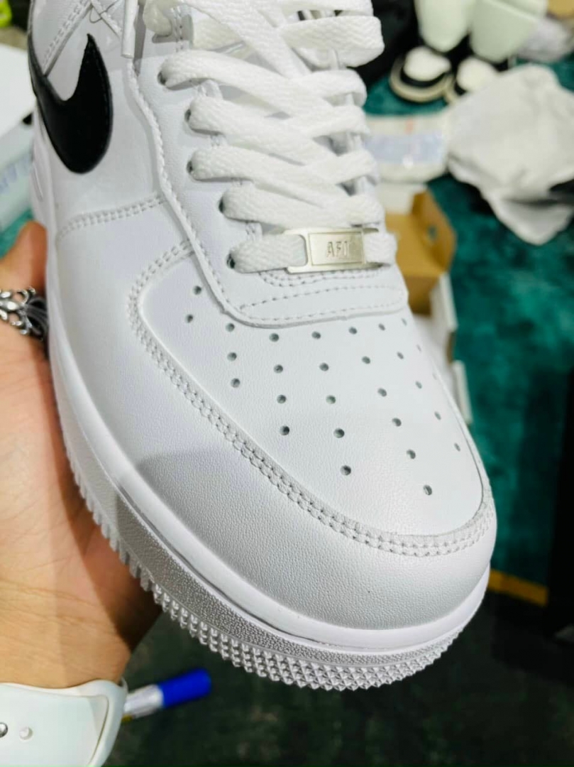 Phần mũi giày thiết kế với những lỗ khí nhỏ giúp thông thoáng và form cực ôm chân