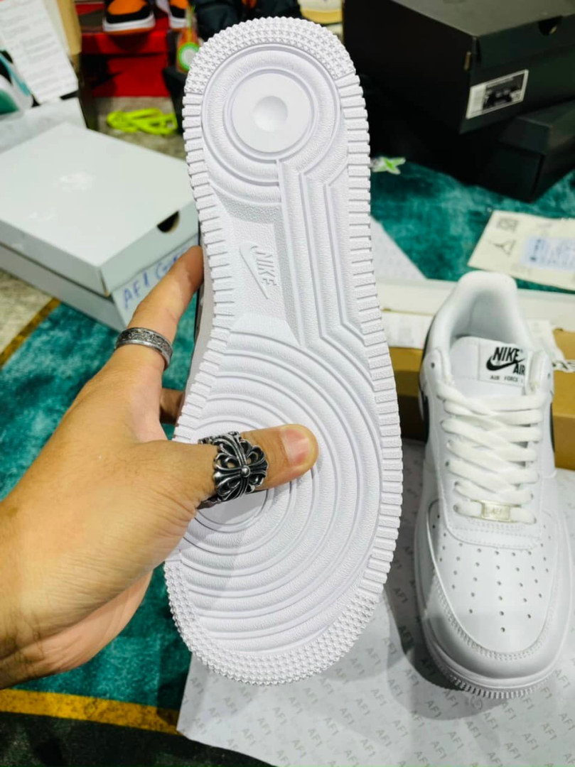 Đế thiết kế từ cao su cao cấp giúp bảo vệ chân và cực bền có độ đàn hồi tốt