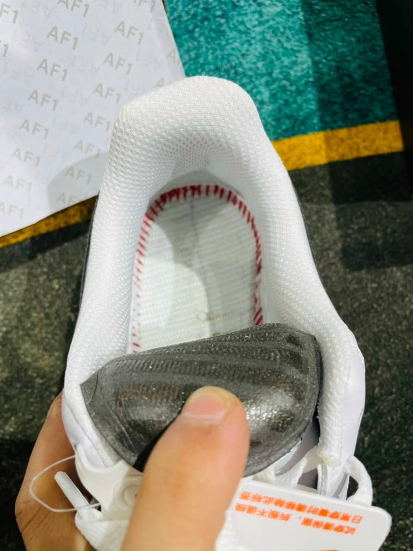 Phần đế lót thiết kế với 2 lớp đệm giúp êm chân và bền