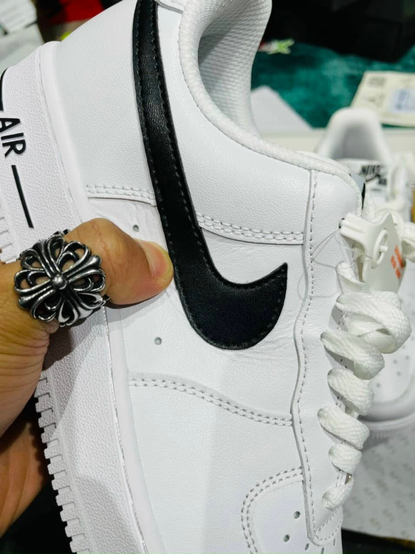 Cận cảnh bên hông của em giày và logo đen siêu chất từ từng đường chỉ