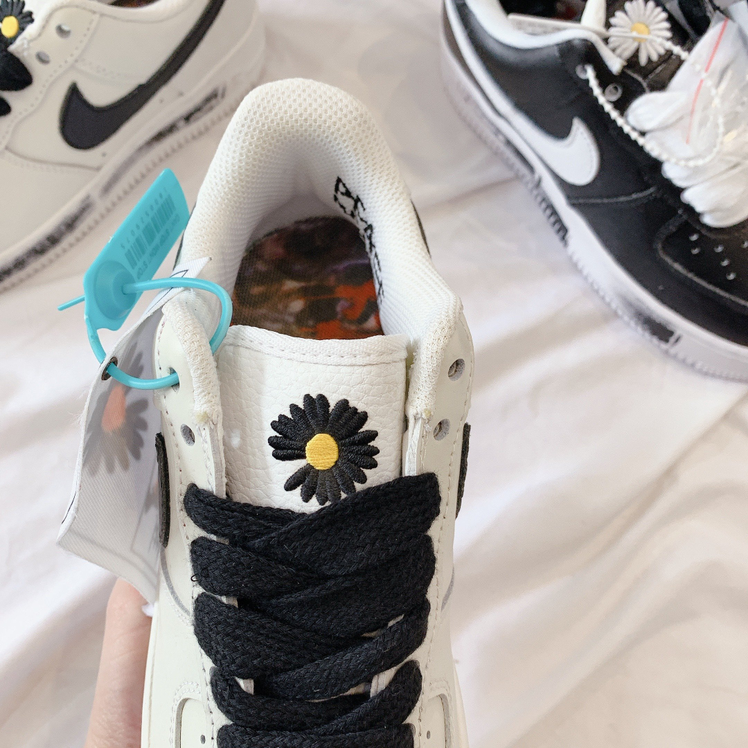 Bề mặt bên hông giúp nhìn kĩ chất liệu da cực xịn xò