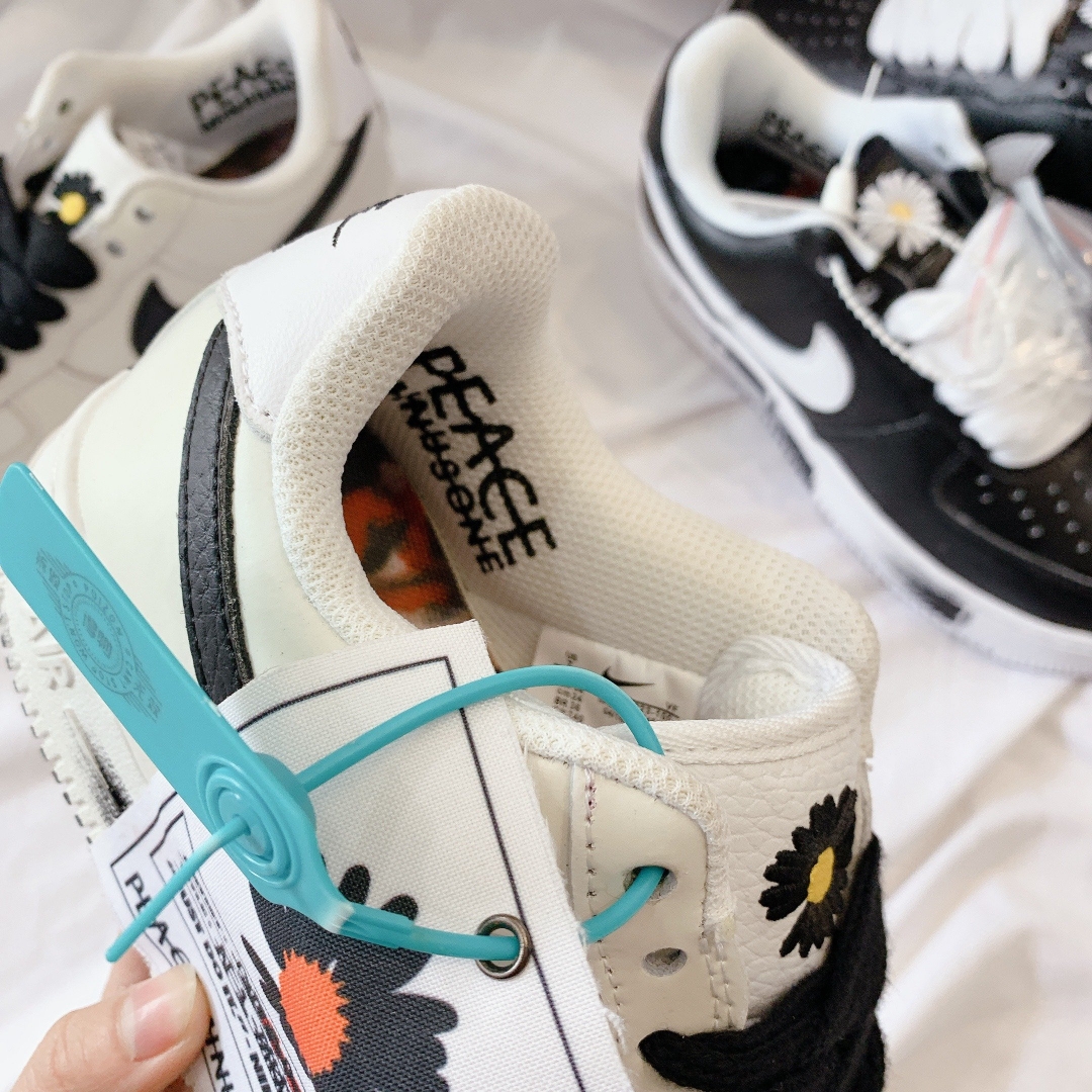 Nhìn cận cảnh có thể nói những đường chỉ vô cùng tỉ mỉ không lệch một đường