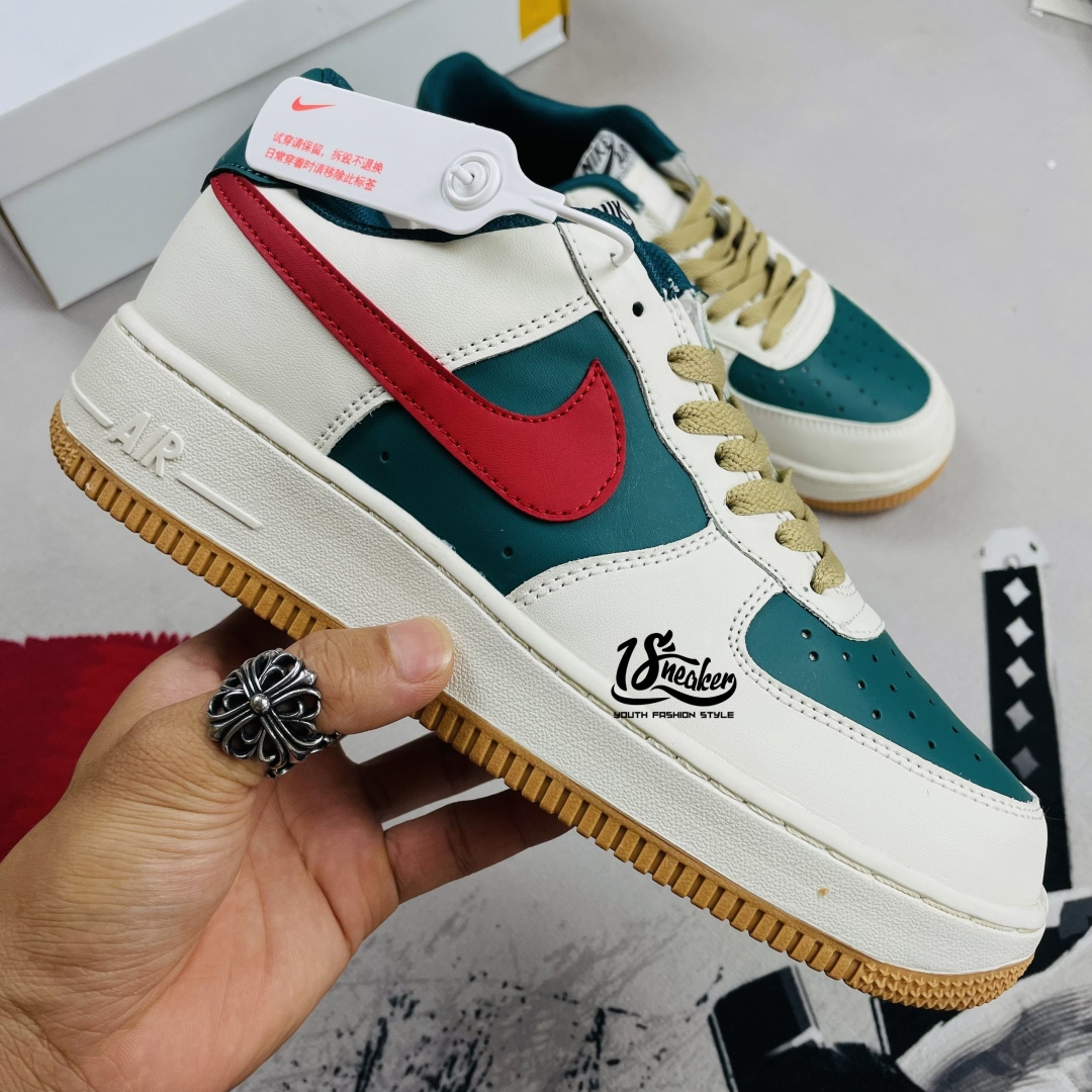 Nh&igrave;n từ kh&aacute;c g&oacute;c cạnh kh&aacute;c nhau nhưng đ&ocirc;i gi&agrave;y vẫn giữ được d&aacute;ng form đẹp