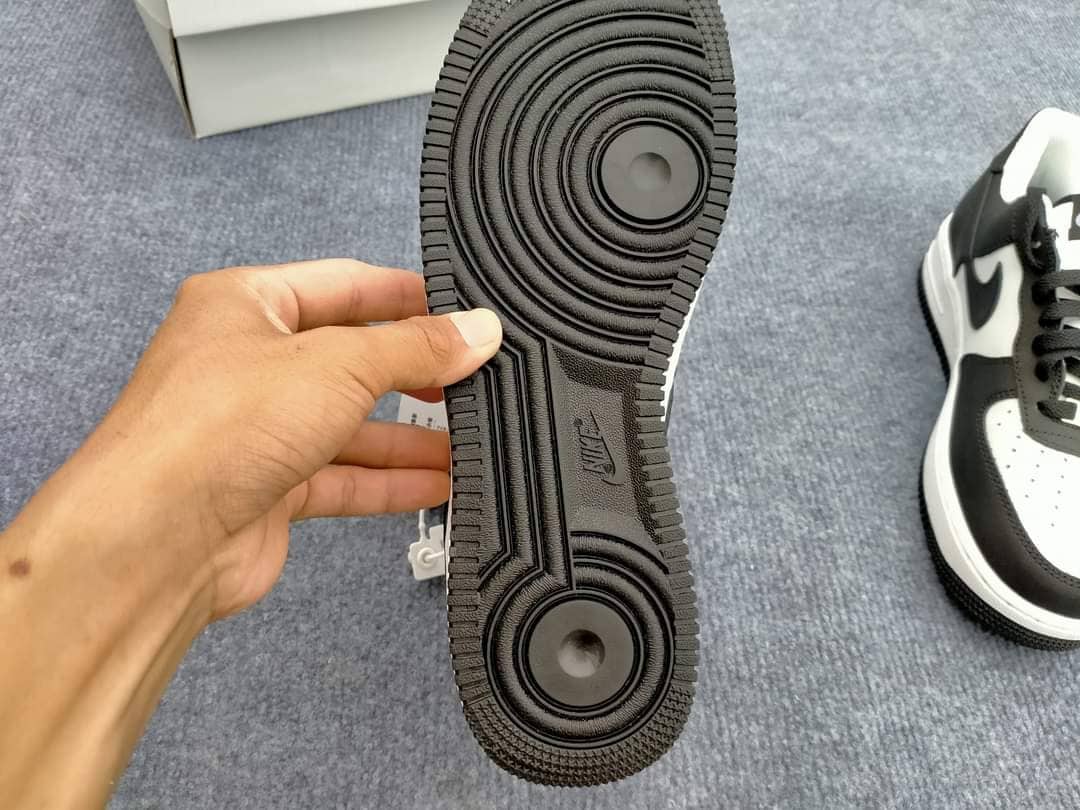 Đế thiết kế từ cao su cao cấp có độ đàn hồi cao và bảo vệ đôi chân an toàn 