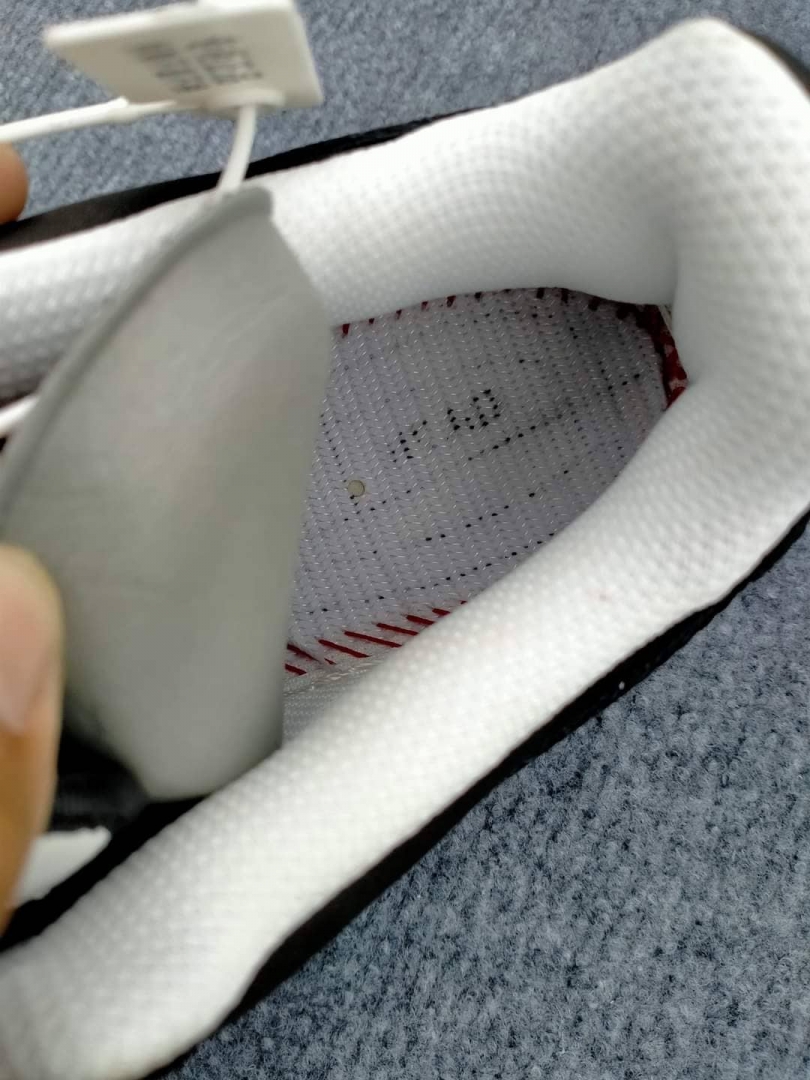 Tấm lót thiết kế với hai lớp giày và bền giúp bảo vệ đôi chân