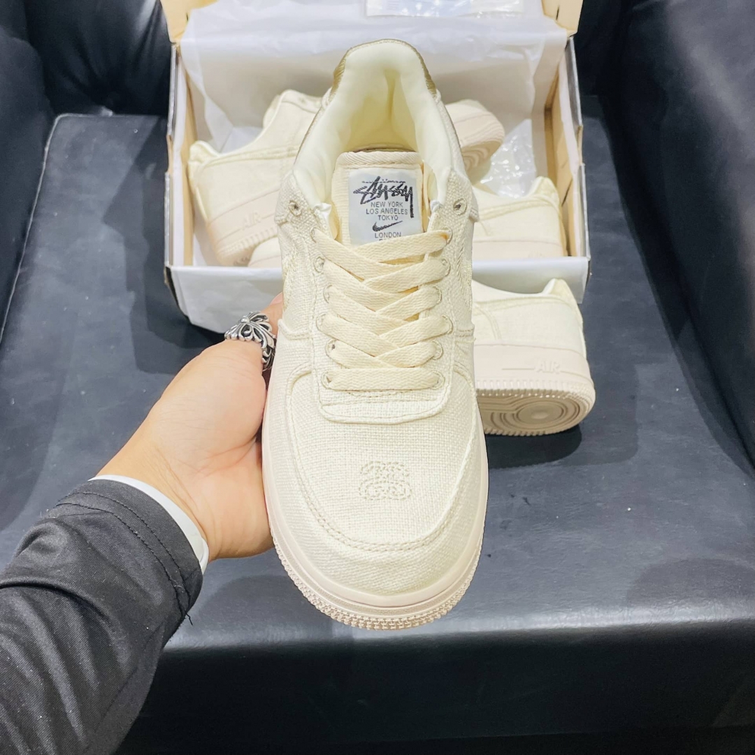 Mặt trước và phần mũi giày của em nike air force 1