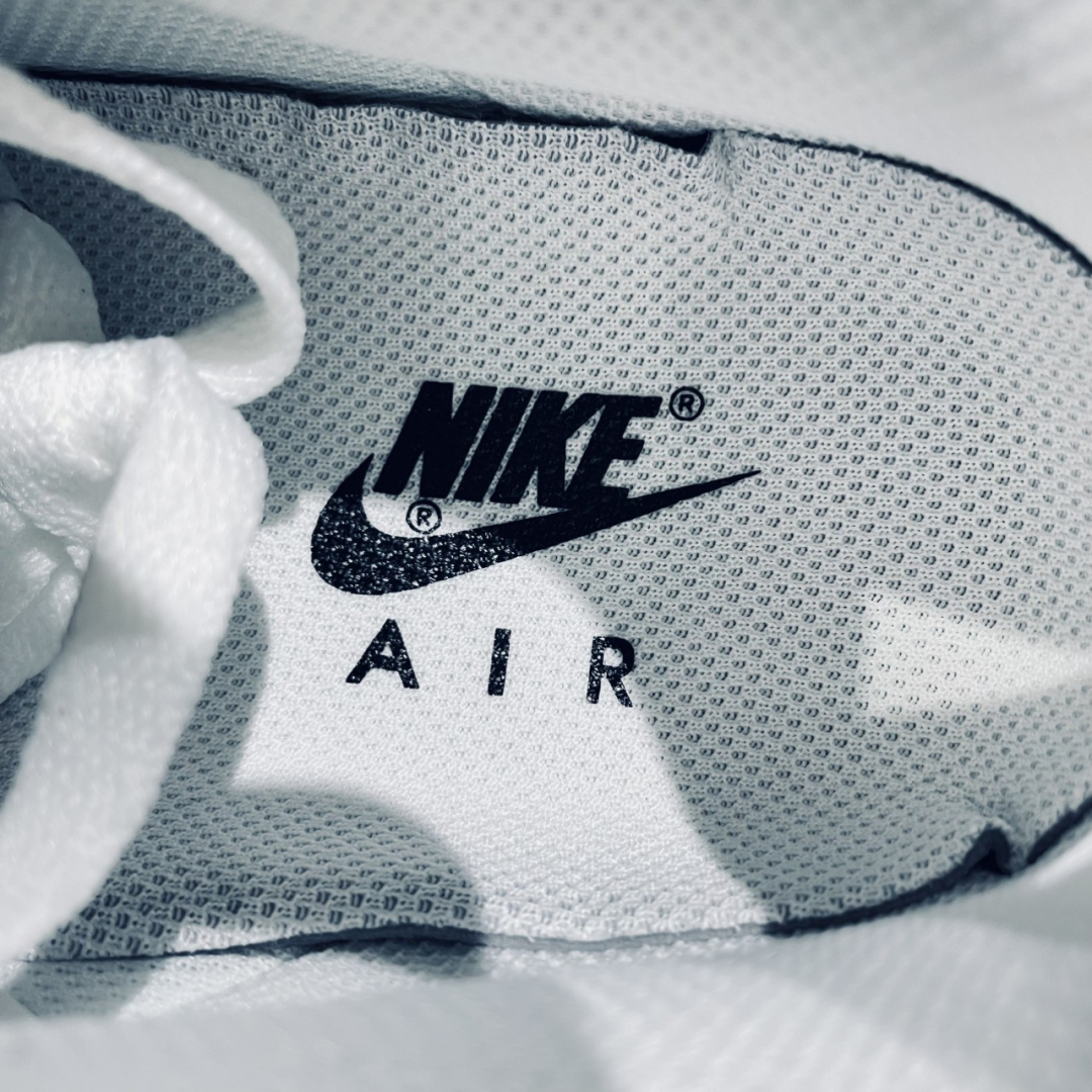 Đế lót thiết kế 2 lớp đảm bảo độ êm- đàn hồi cho đôi chân của bạn